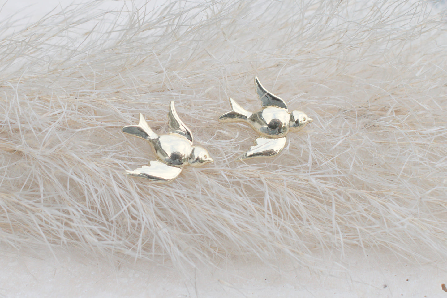 Elegante goldene Ohrstecker in Form eines fliegenden Vogels „Flying Bird“