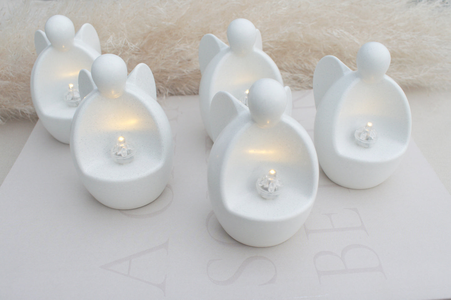 Weißer Skandi Engel aus Beton mit kleinem Licht für Dein nordisches zu Hause