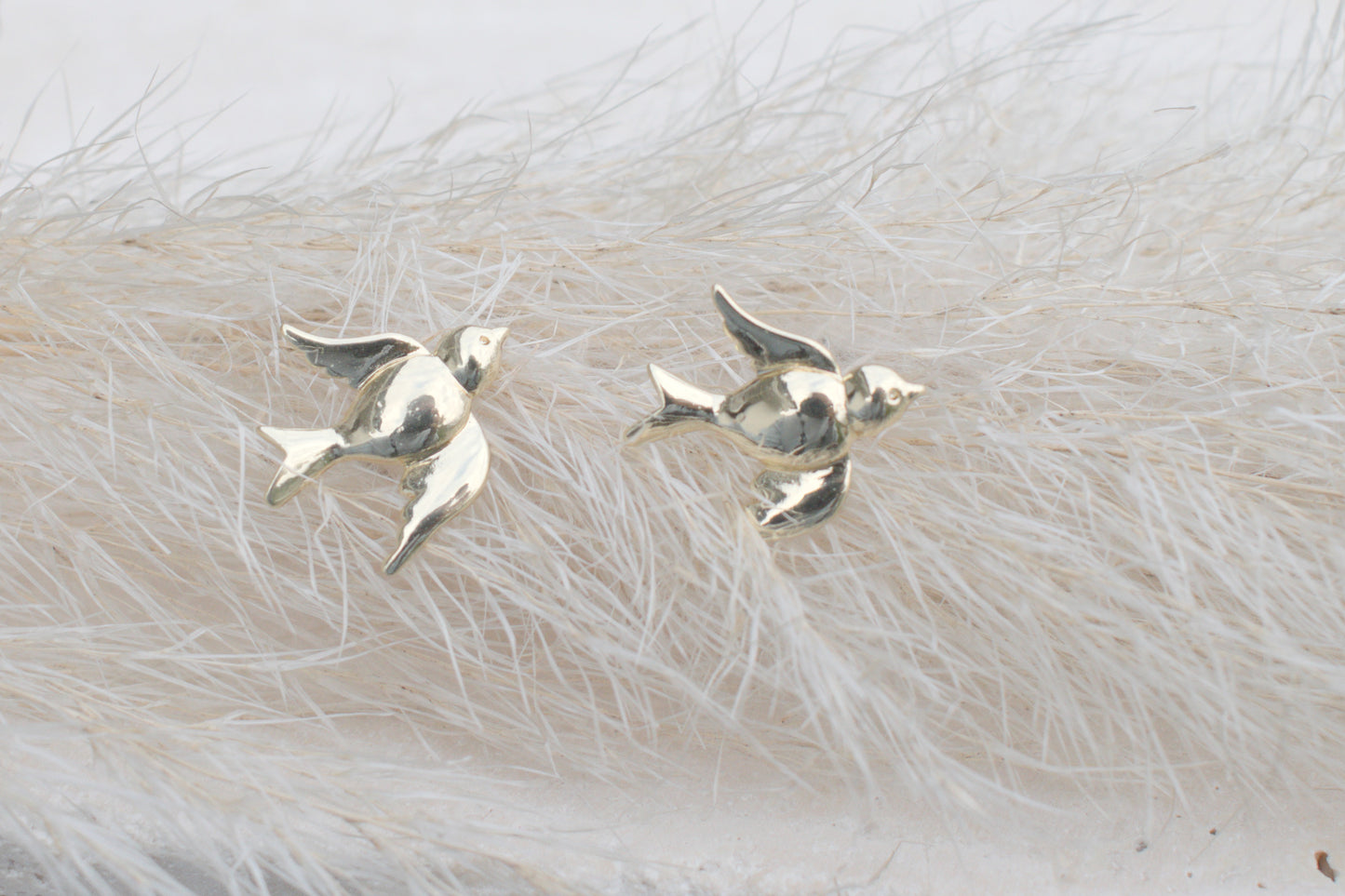 Elegante goldene Ohrstecker in Form eines fliegenden Vogels „Flying Bird“
