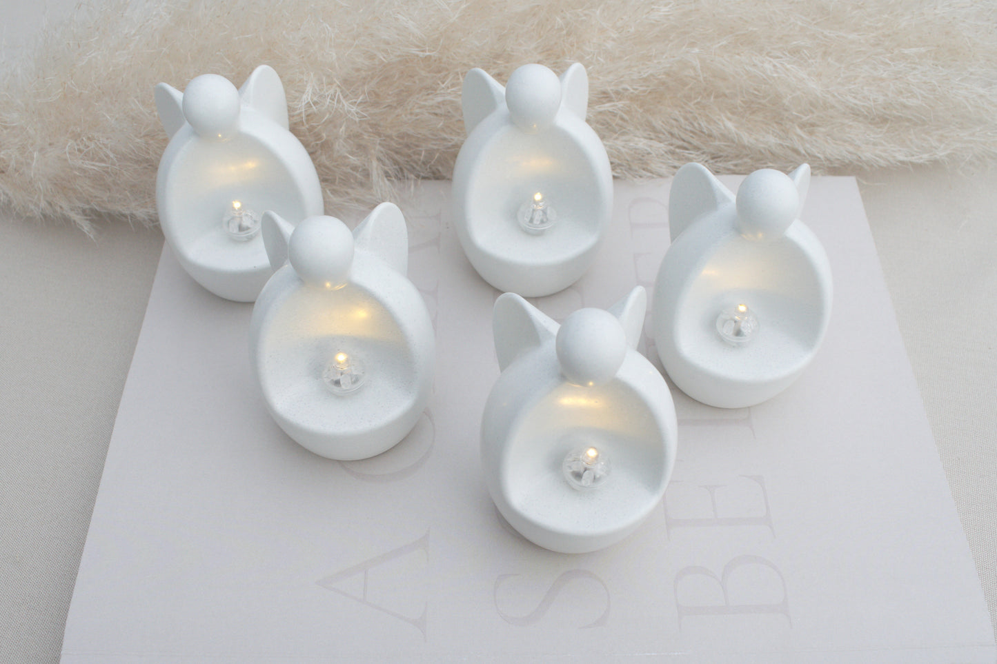 Weißer Skandi Engel aus Beton mit kleinem Licht für Dein nordisches zu Hause