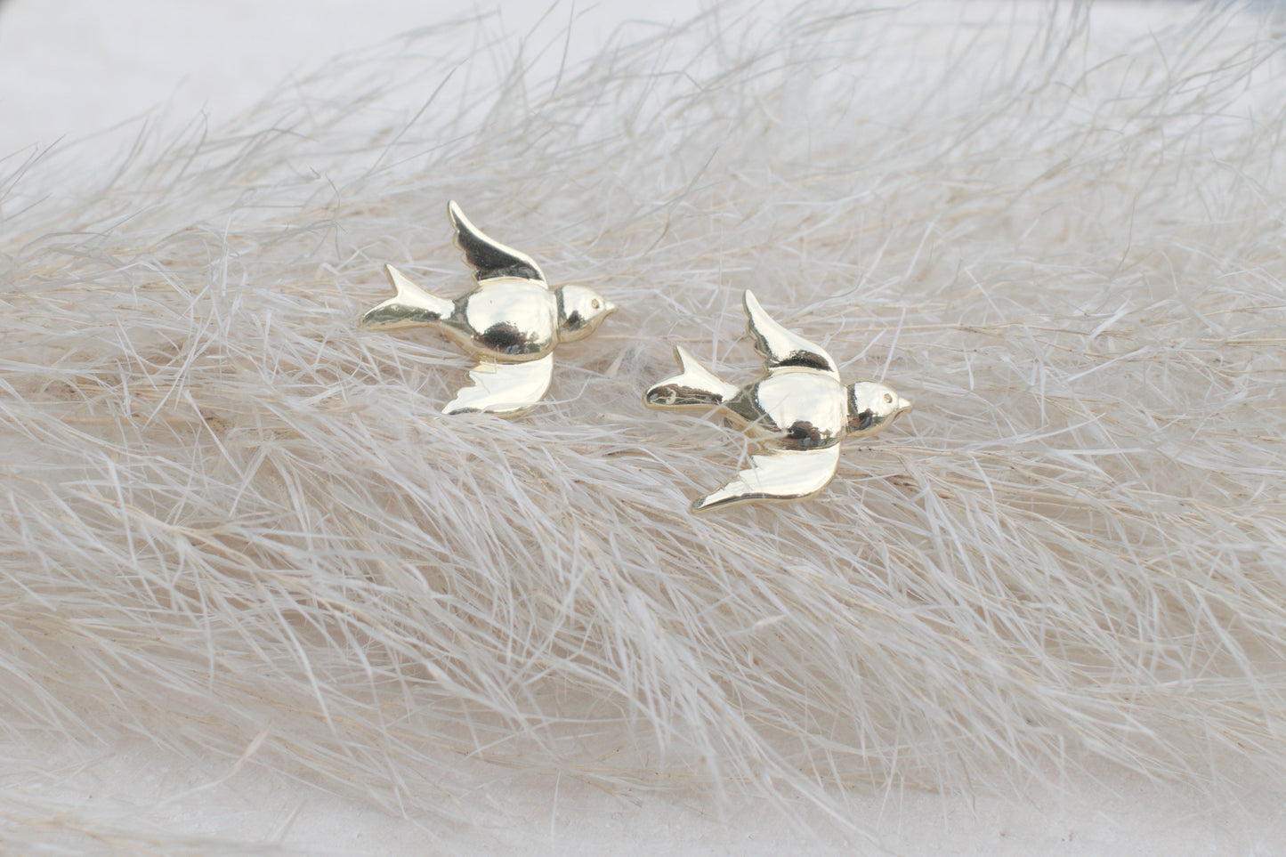 Elegante goldene Ohrstecker in Form eines fliegenden Vogels „Flying Bird“