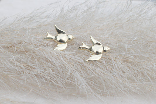 Elegante goldene Ohrstecker in Form eines fliegenden Vogels „Flying Bird“