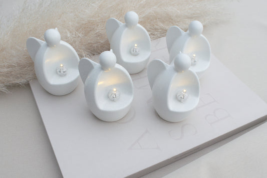 Weißer Skandi Engel aus Beton mit kleinem Licht für Dein nordisches zu Hause