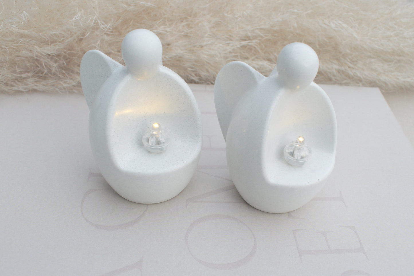 Weißer Skandi Engel aus Beton mit kleinem Licht für Dein nordisches zu Hause