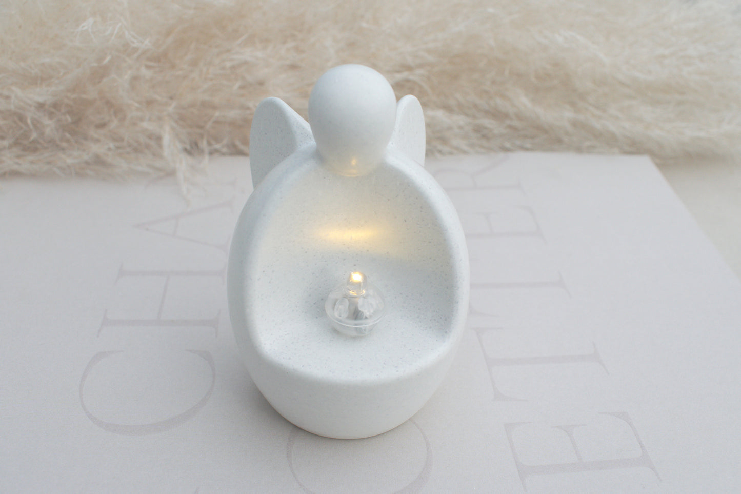 Weißer Skandi Engel aus Beton mit kleinem Licht für Dein nordisches zu Hause