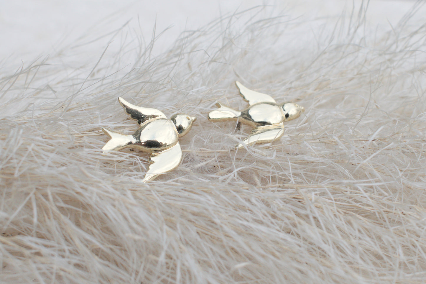 Elegante goldene Ohrstecker in Form eines fliegenden Vogels „Flying Bird“