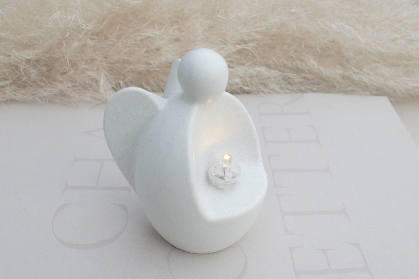 Weißer Skandi Engel aus Beton mit kleinem Licht für Dein nordisches zu Hause