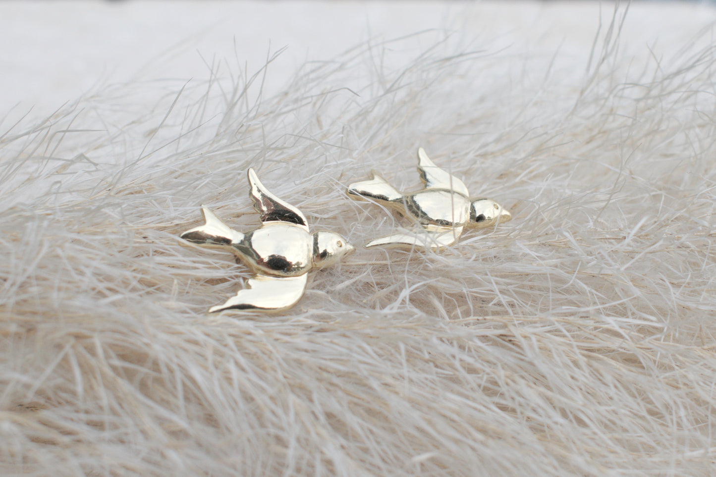 Elegante goldene Ohrstecker in Form eines fliegenden Vogels „Flying Bird“