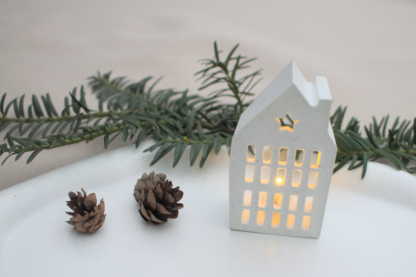 Skandi mini Lichthäuser Set aus weißem Beton für ein nordisches hygge zu Hause mit Licht