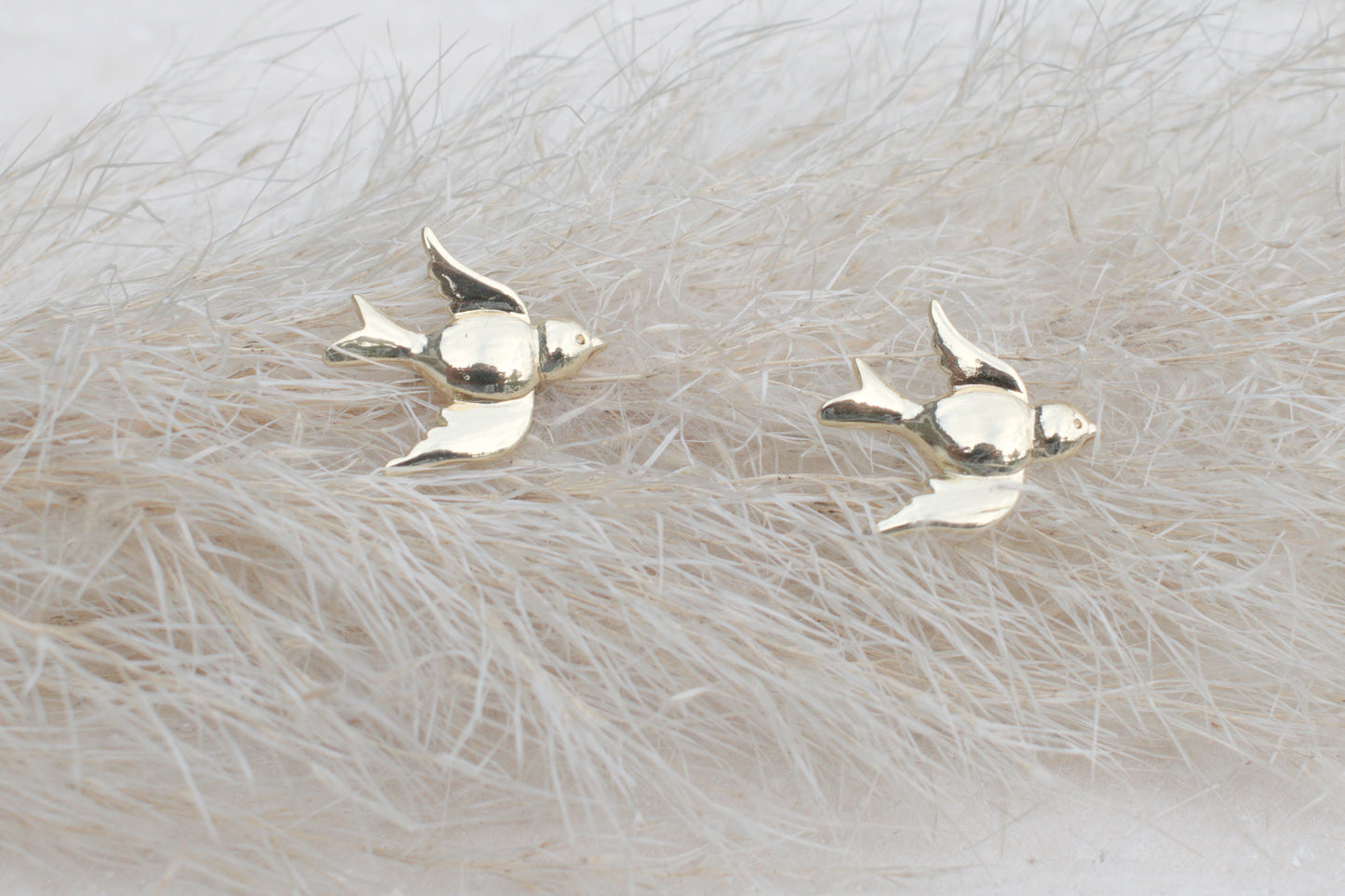 Elegante goldene Ohrstecker in Form eines fliegenden Vogels „Flying Bird“