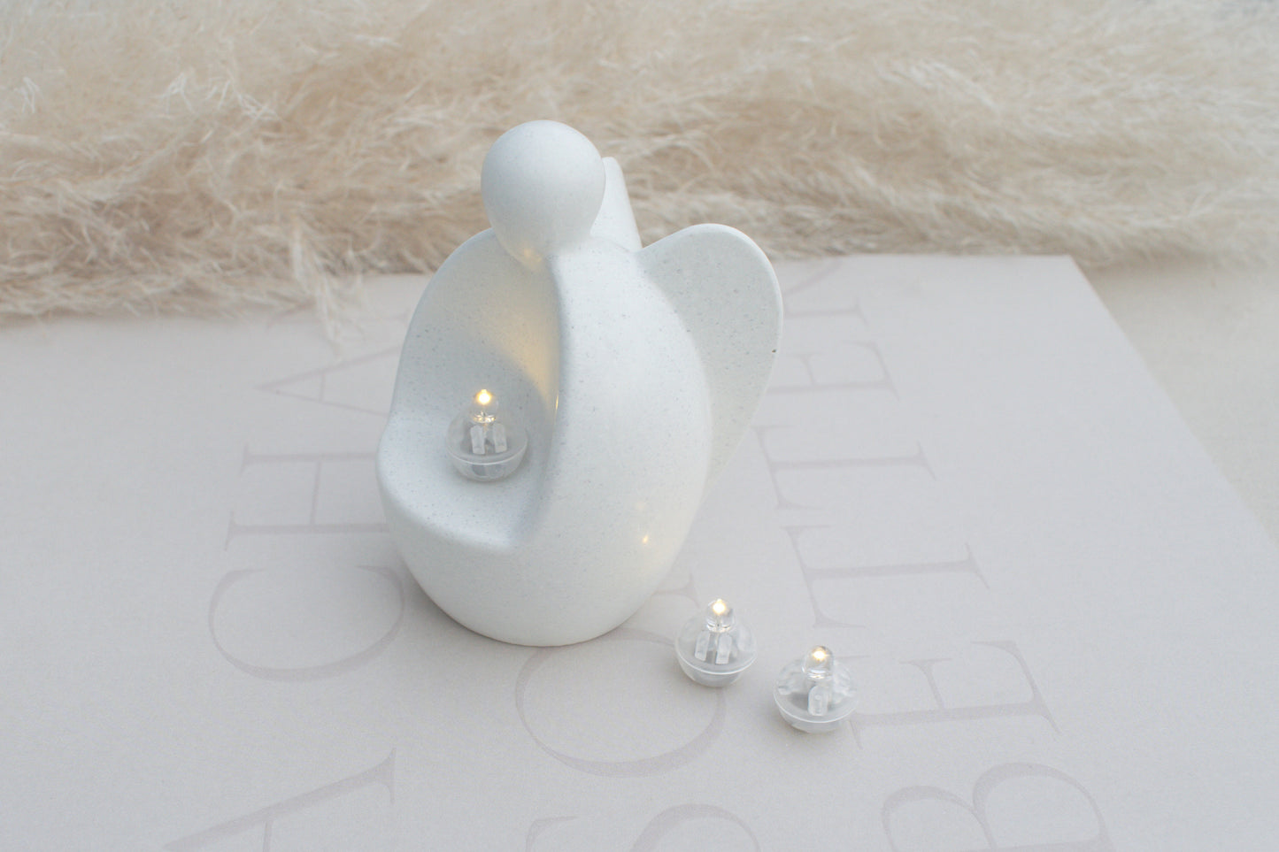 Weißer Skandi Engel aus Beton mit kleinem Licht für Dein nordisches zu Hause