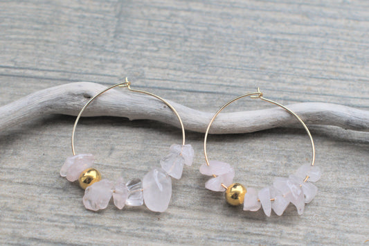 Goldene Creolen aus Edelstahl mit dem rosa Rosenquarz Edelstein Splittern und einer goldenen Perle