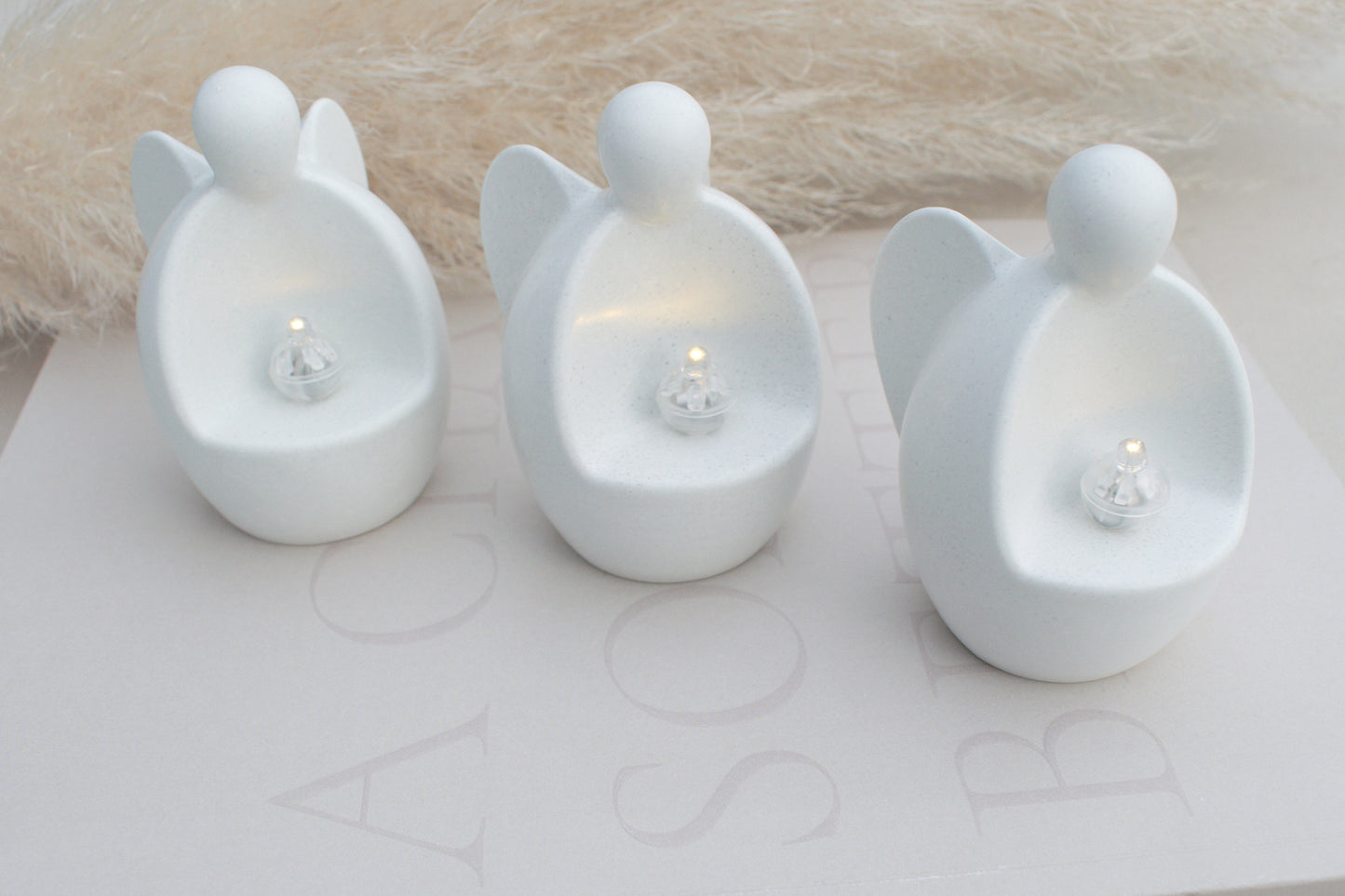 Weißer Skandi Engel aus Beton mit kleinem Licht für Dein nordisches zu Hause