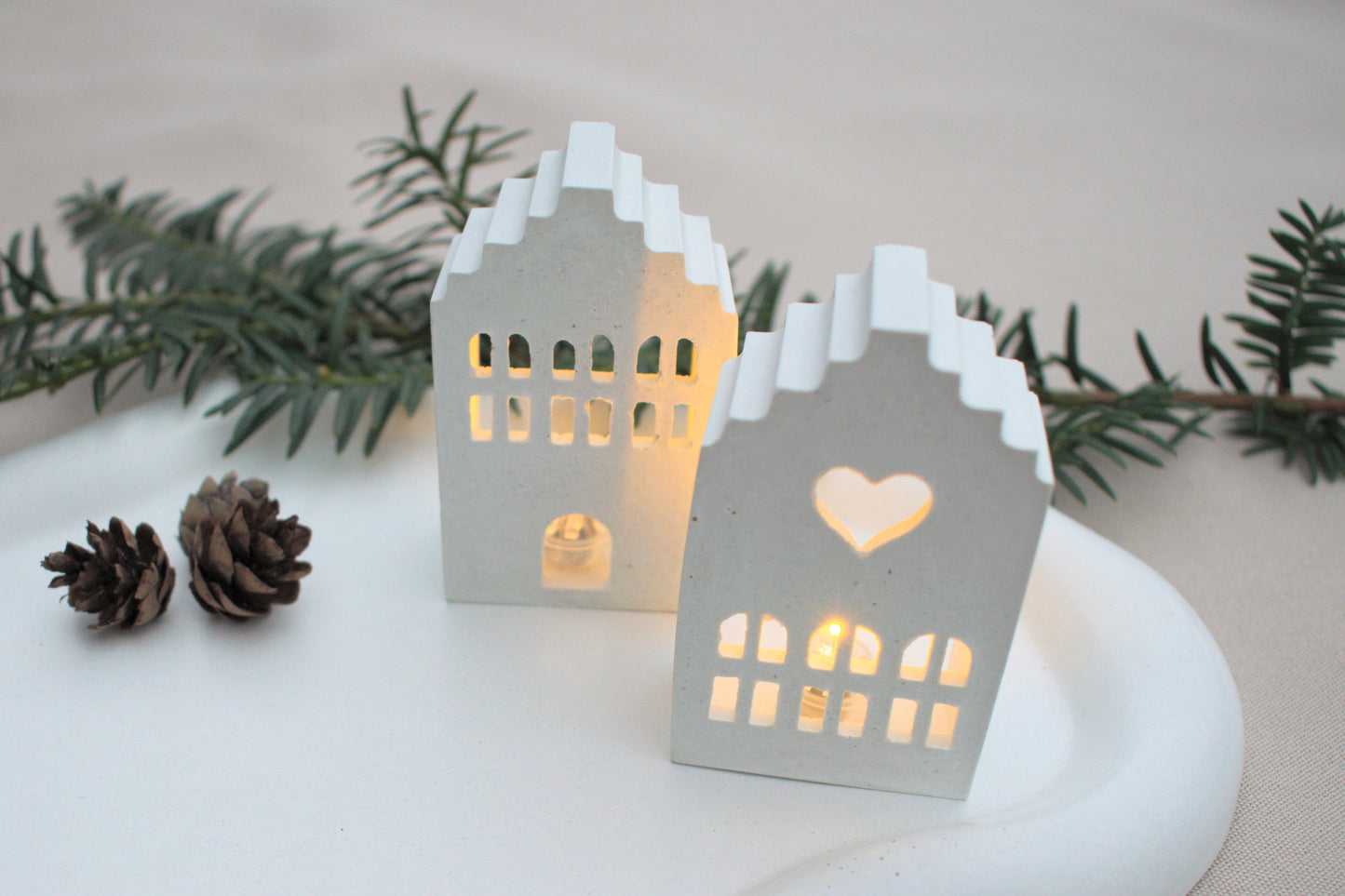Skandi mini Lichthäuser Set aus weißem Beton für ein nordisches hygge zu Hause mit Licht