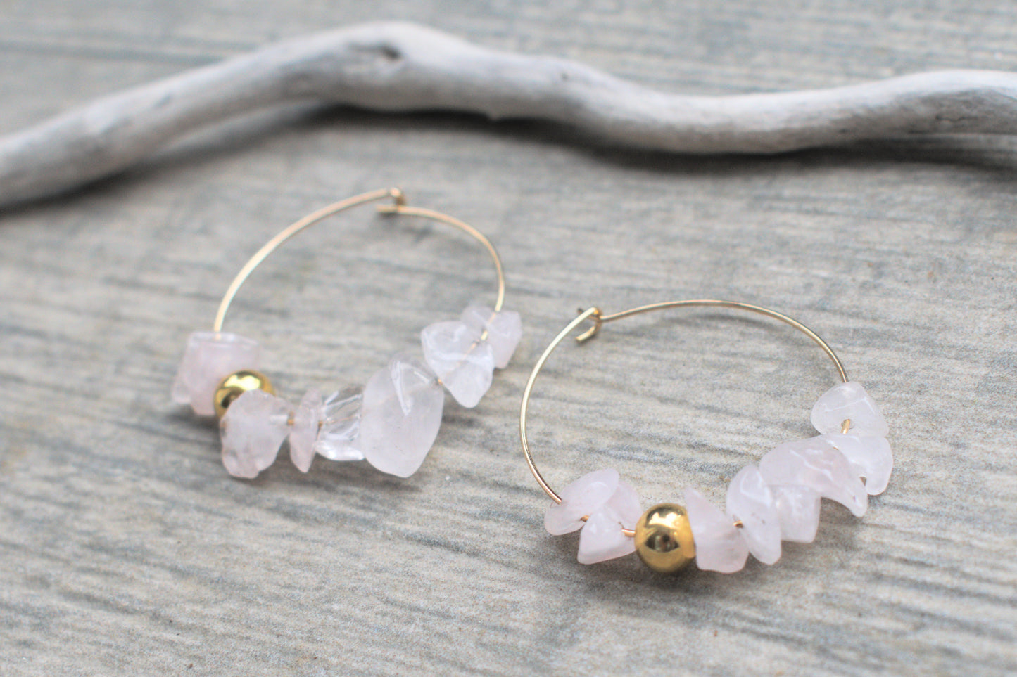 Goldene Creolen aus Edelstahl mit dem rosa Rosenquarz Edelstein Splittern und einer goldenen Perle