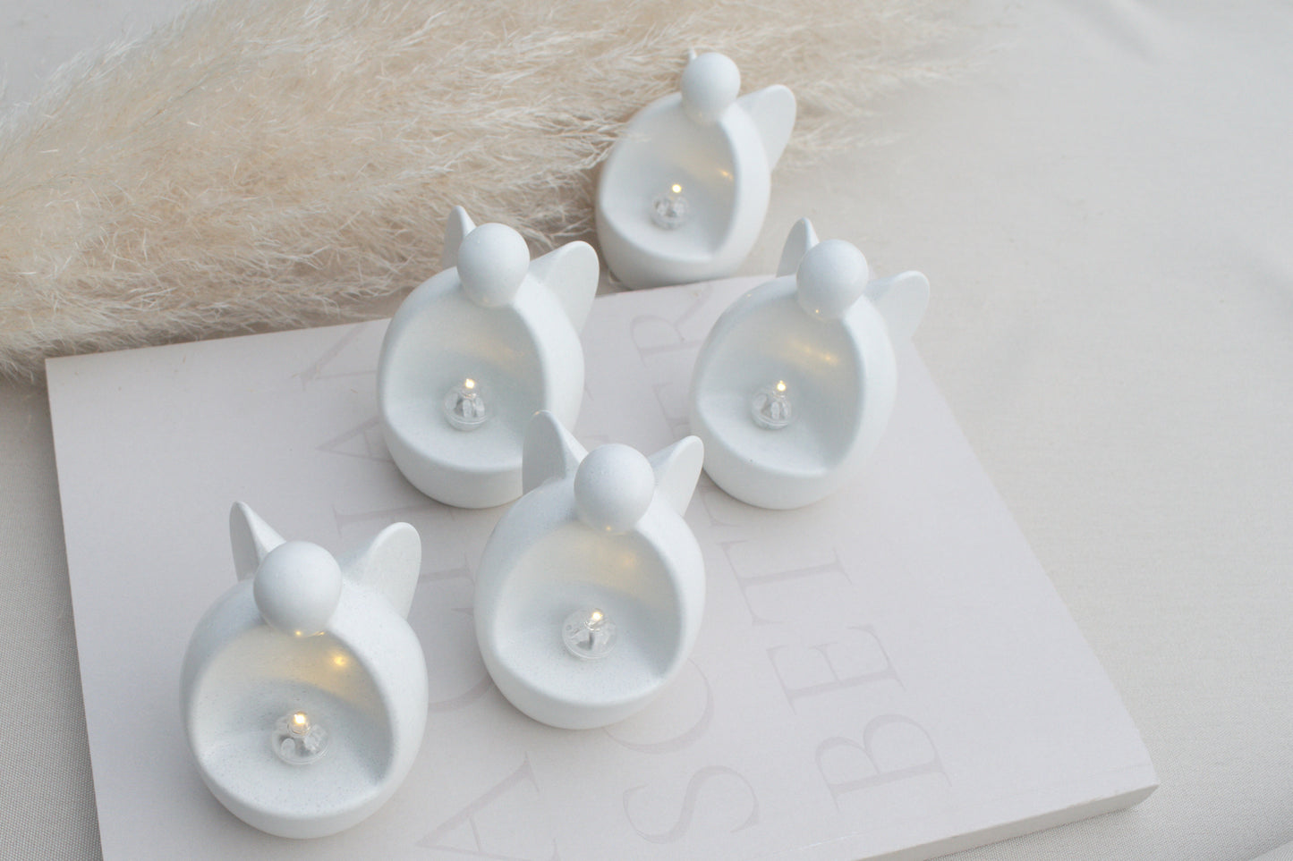 Weißer Skandi Engel aus Beton mit kleinem Licht für Dein nordisches zu Hause