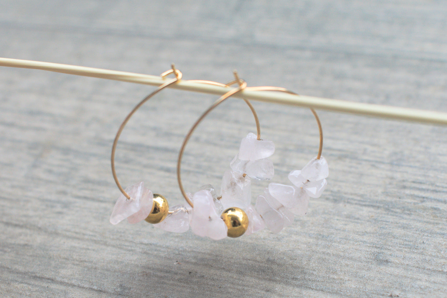 Goldene Creolen aus Edelstahl mit dem rosa Rosenquarz Edelstein Splittern und einer goldenen Perle