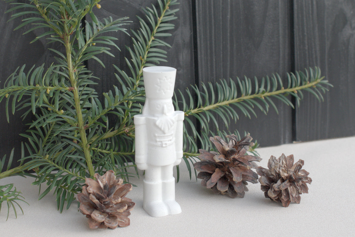 Kleiner Skandi Nussknacker aus weißem Beton für Dein nordisches zu Hause