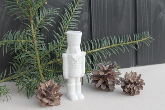 Kleiner Skandi Nussknacker aus weißem Beton für Dein nordisches zu Hause