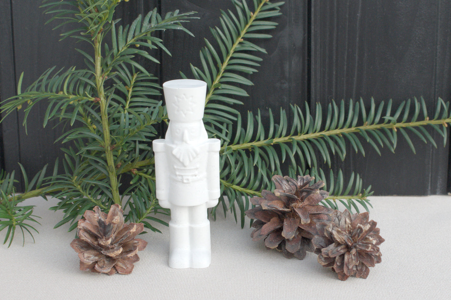 Kleiner Skandi Nussknacker aus weißem Beton für Dein nordisches zu Hause