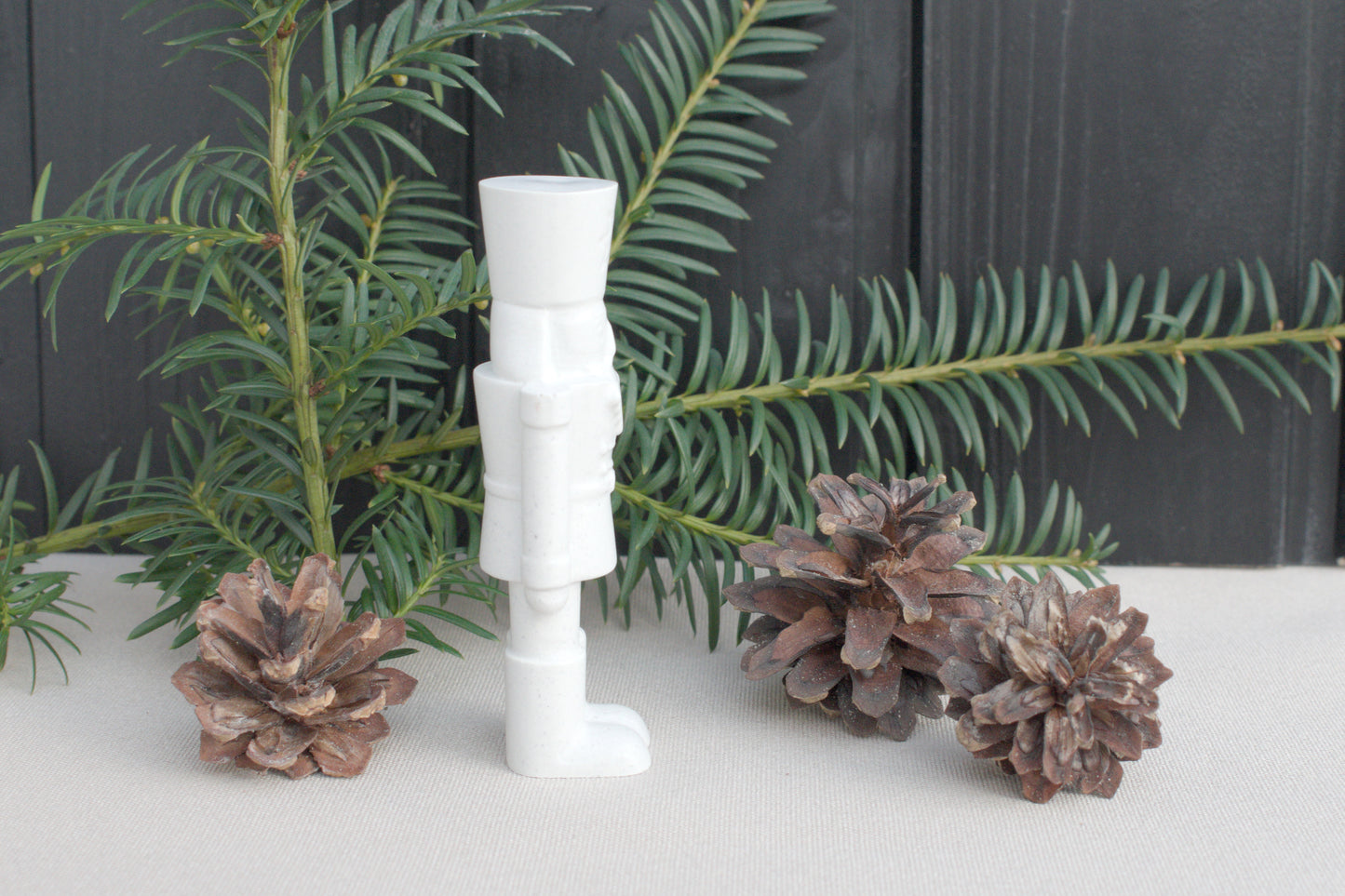 Kleiner Skandi Nussknacker aus weißem Beton für Dein nordisches zu Hause