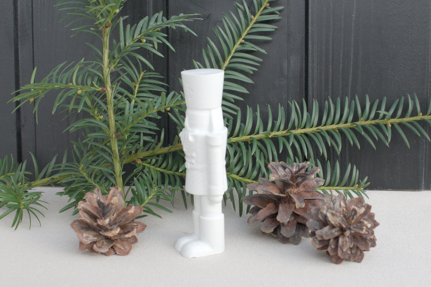 Kleiner Skandi Nussknacker aus weißem Beton für Dein nordisches zu Hause