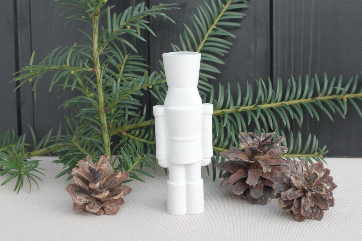 Kleiner Skandi Nussknacker aus weißem Beton für Dein nordisches zu Hause