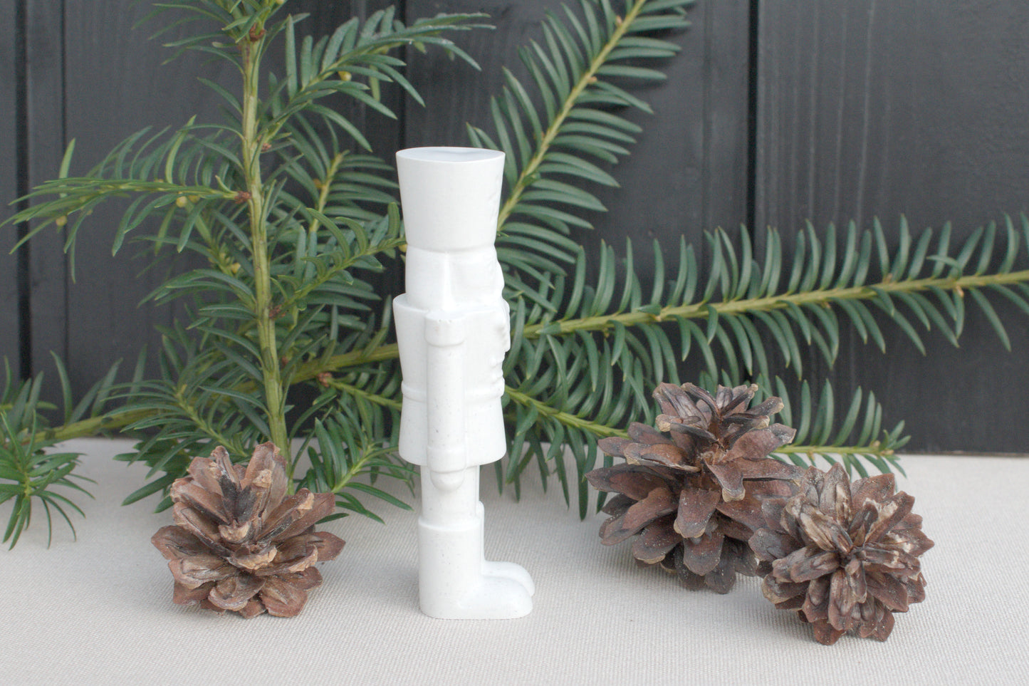 Kleiner Skandi Nussknacker aus weißem Beton für Dein nordisches zu Hause