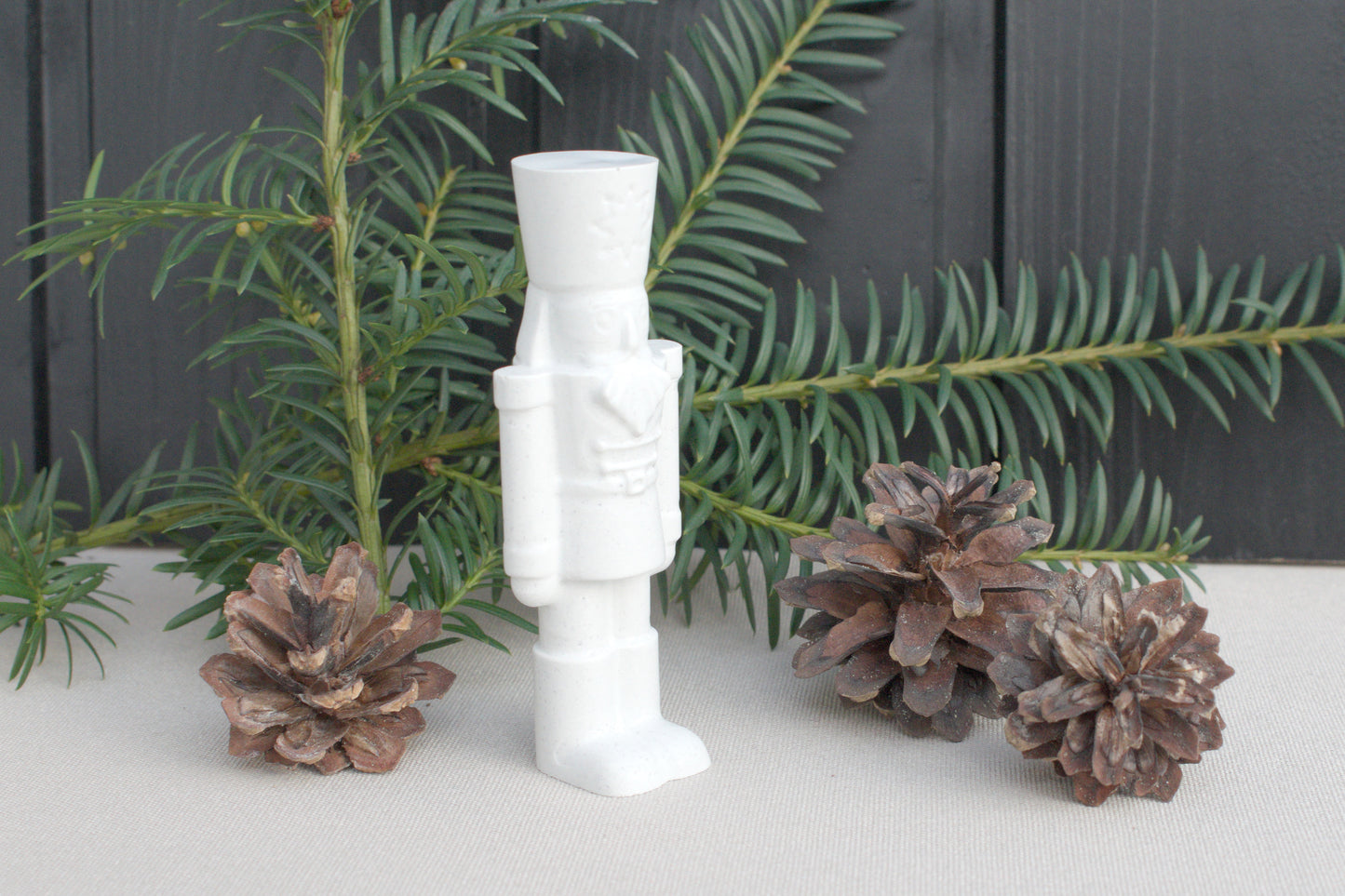 Kleiner Skandi Nussknacker aus weißem Beton für Dein nordisches zu Hause