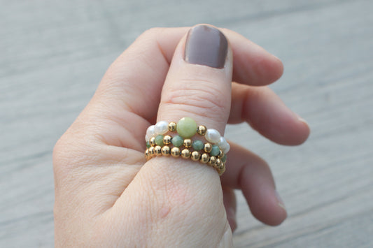 Flexibles Ring Set aus Süsswasserperlen in grün weiß und gold