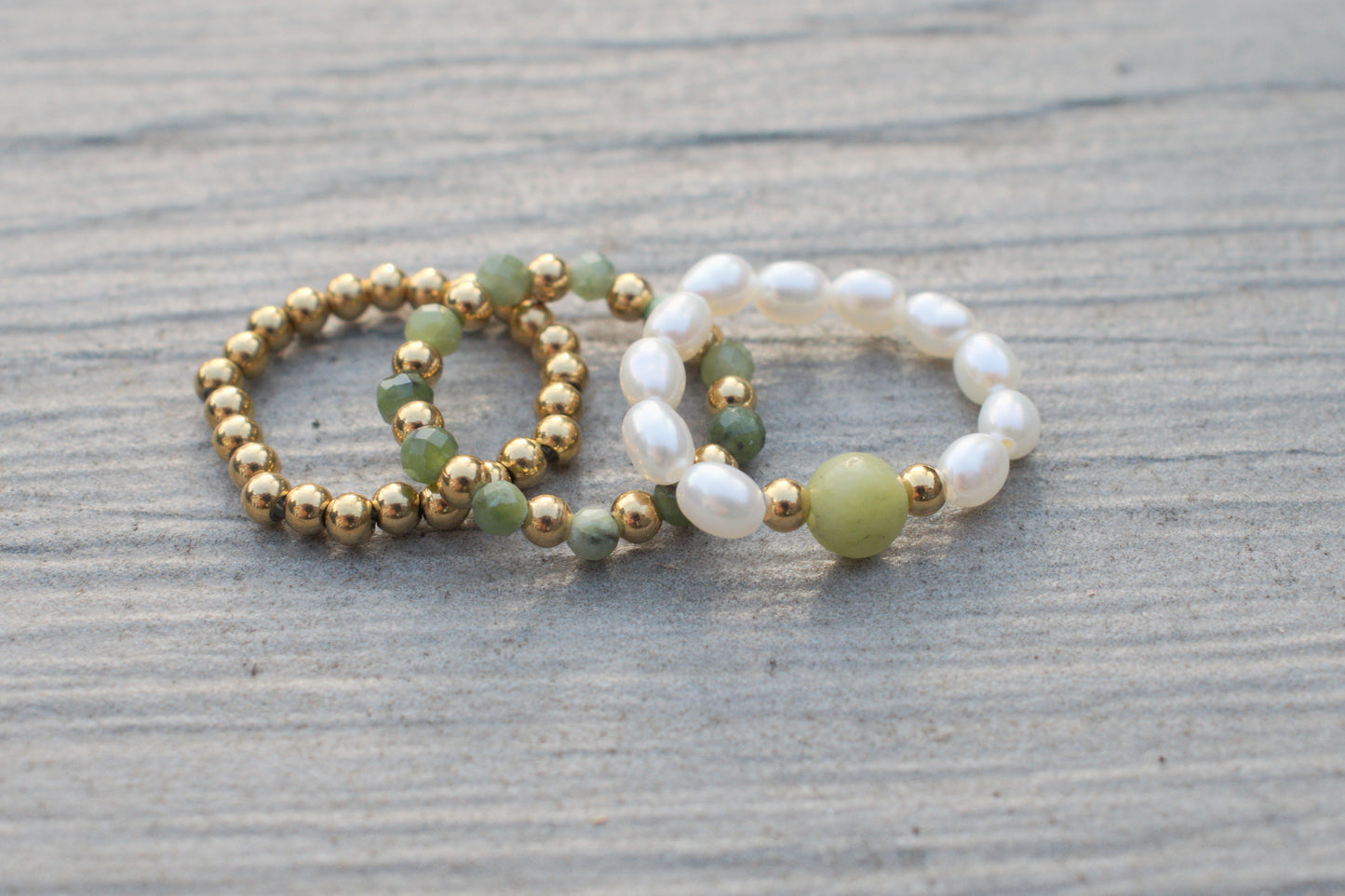 Flexibles Ring Set aus Süsswasserperlen in grün weiß und gold
