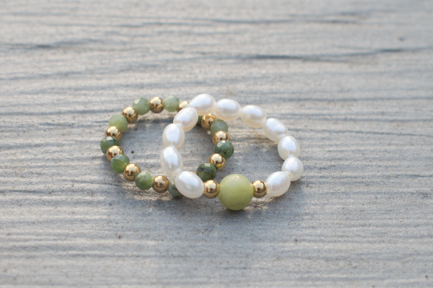 Flexibles Ring Set aus Süsswasserperlen in grün weiß und gold