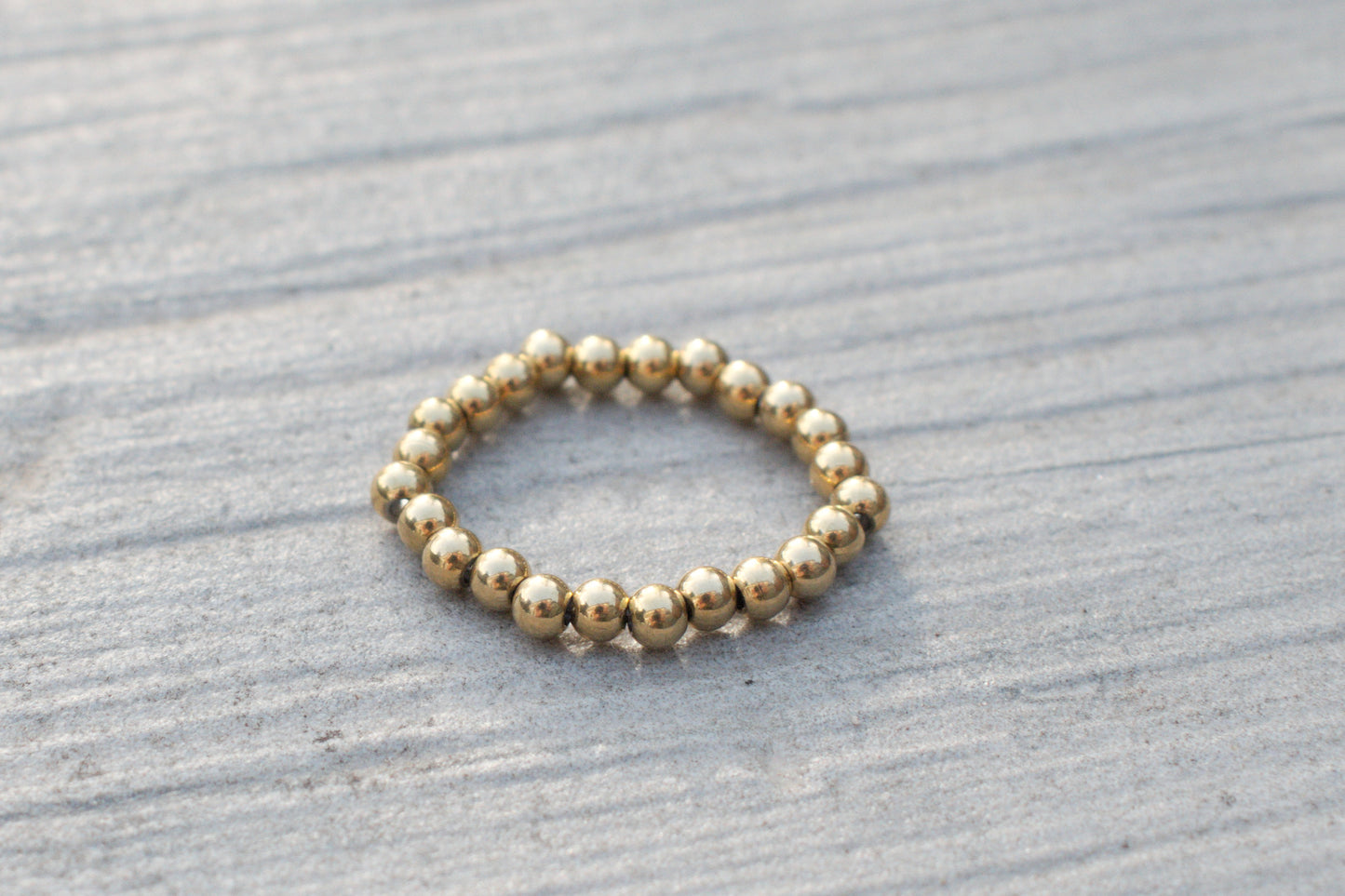 Flexibles Ring Set aus Süsswasserperlen in grün weiß und gold