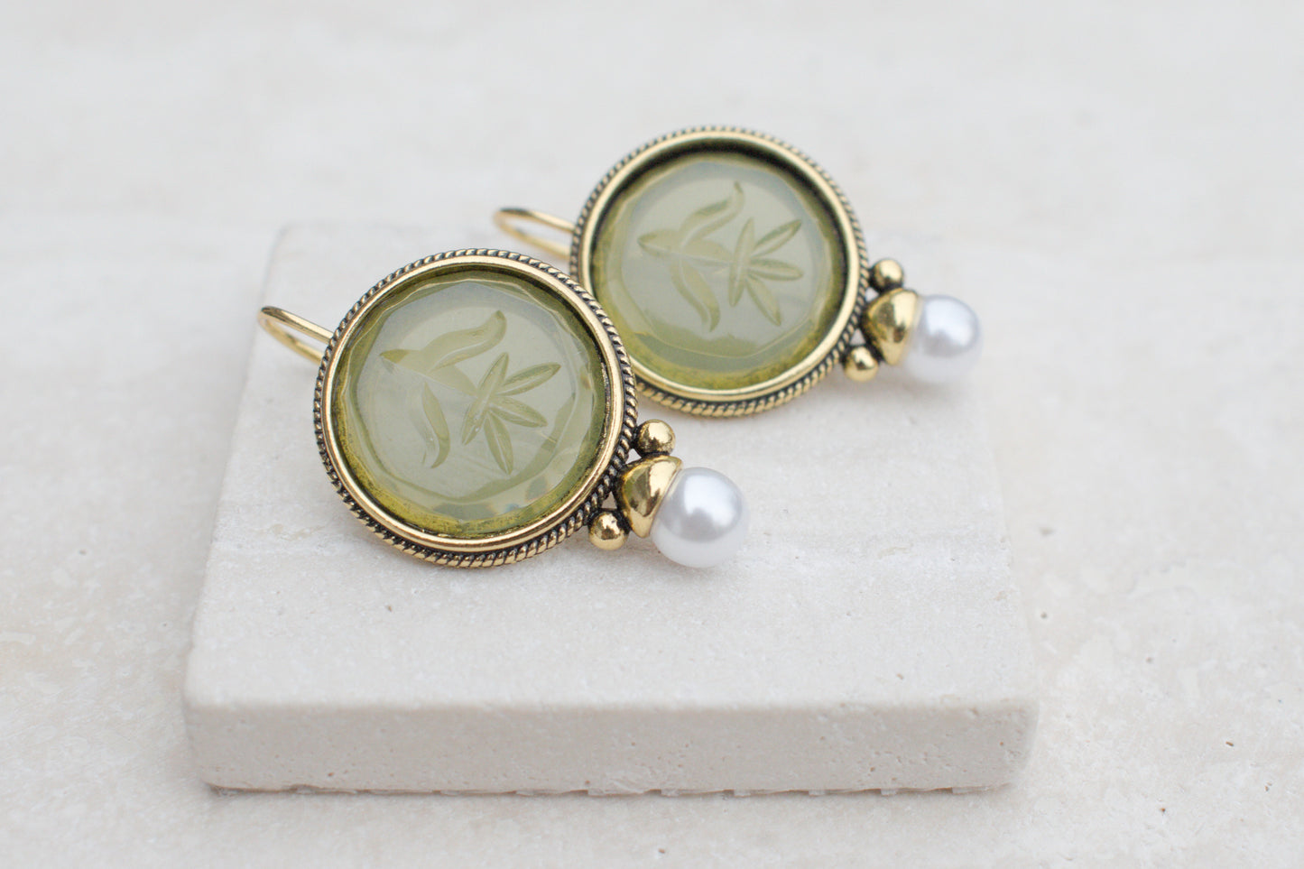 Verspielte Boho Ohrringe mit einer Perle