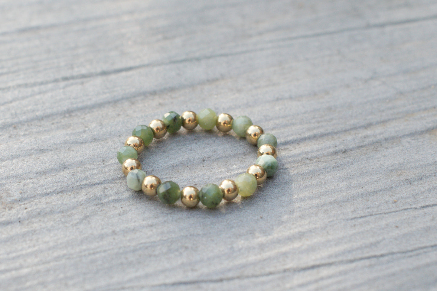 Flexibles Ring Set aus Süsswasserperlen in grün weiß und gold