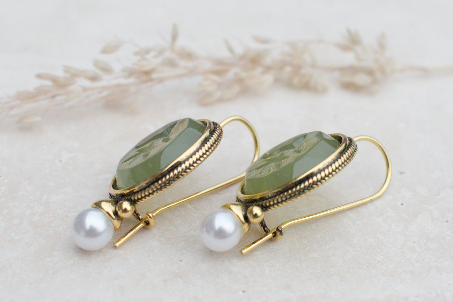 Verspielte Boho Ohrringe mit einer Perle