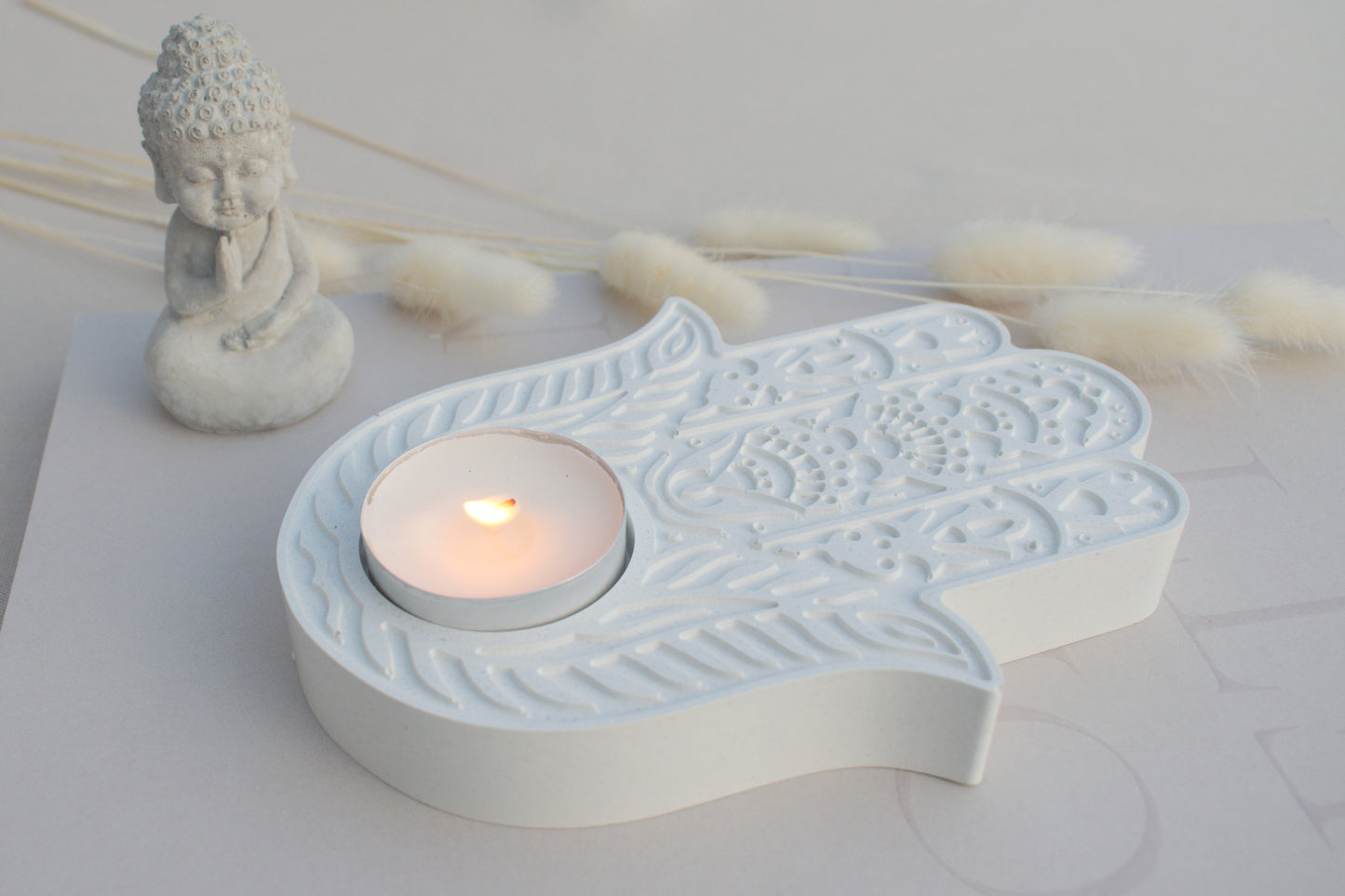 Hamsa Hand Teelichthalter aus weißem Beton als Schutzsymbol