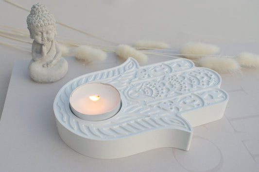 Hamsa Hand Teelichthalter aus weißem Beton als Schutzsymbol