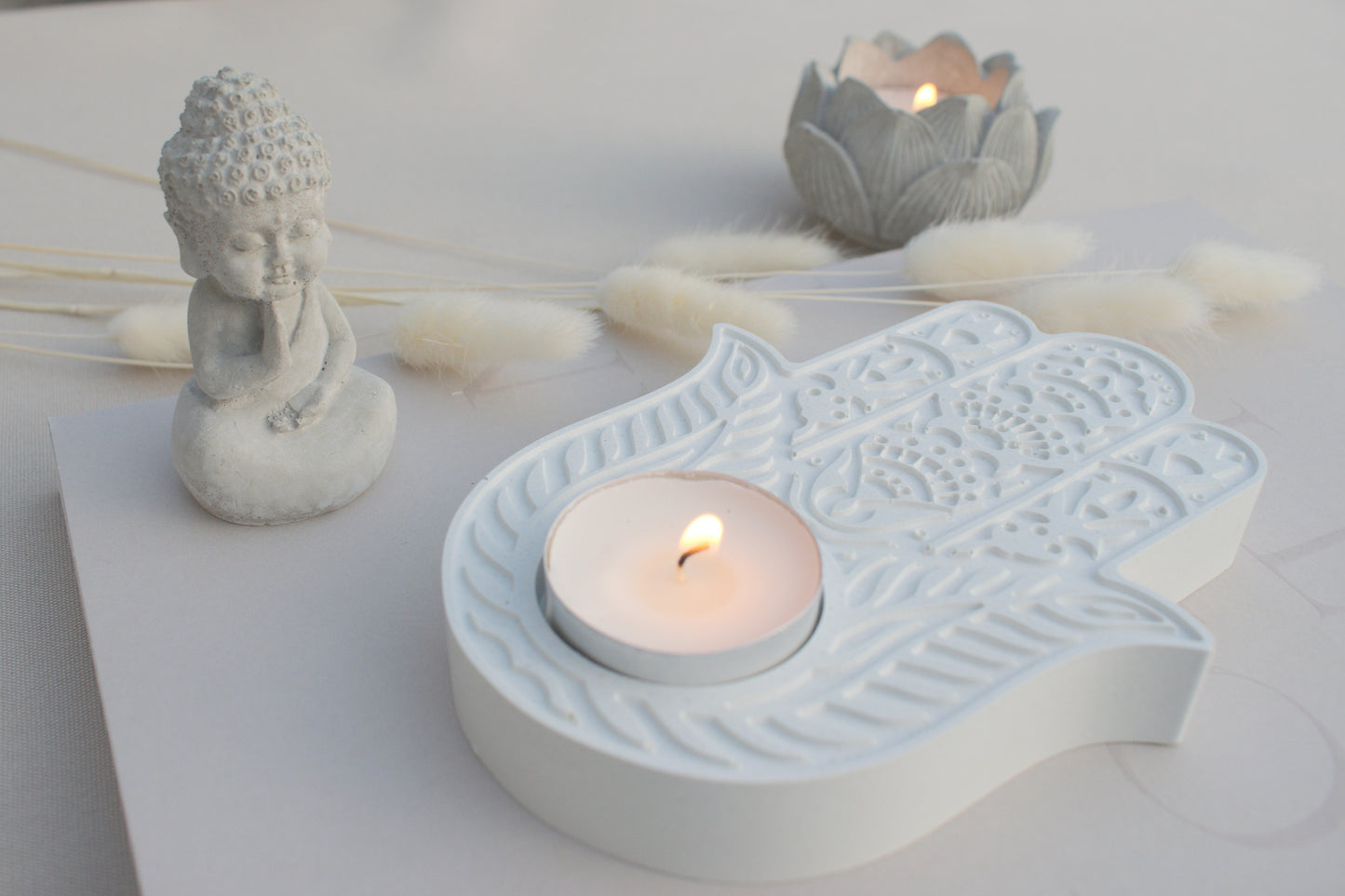 Hamsa Hand Teelichthalter aus weißem Beton als Schutzsymbol