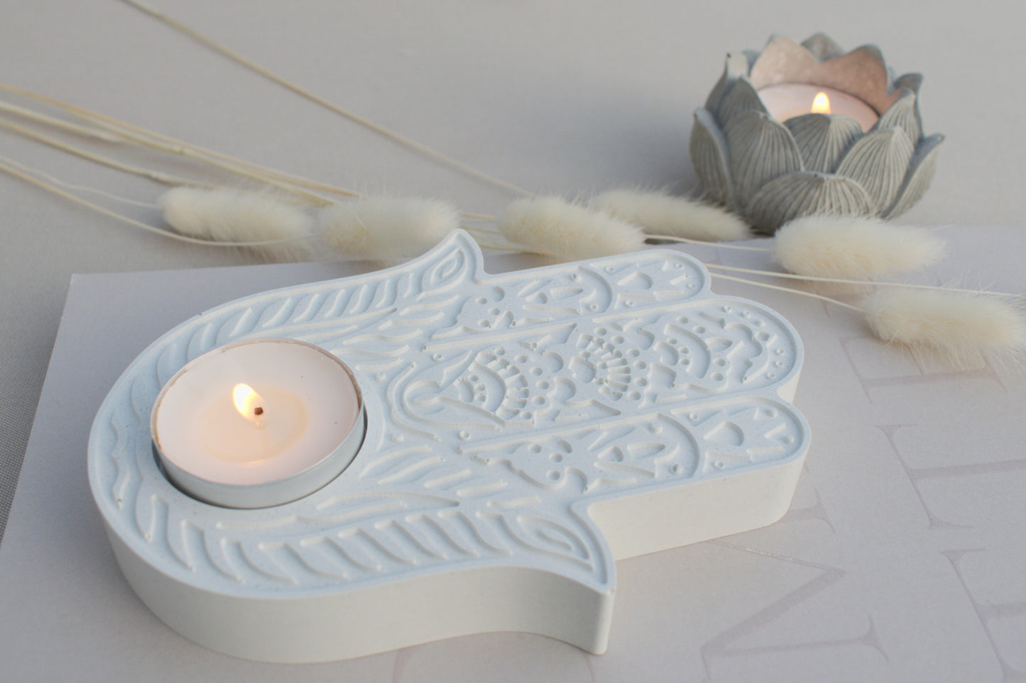 Hamsa Hand Teelichthalter aus weißem Beton als Schutzsymbol