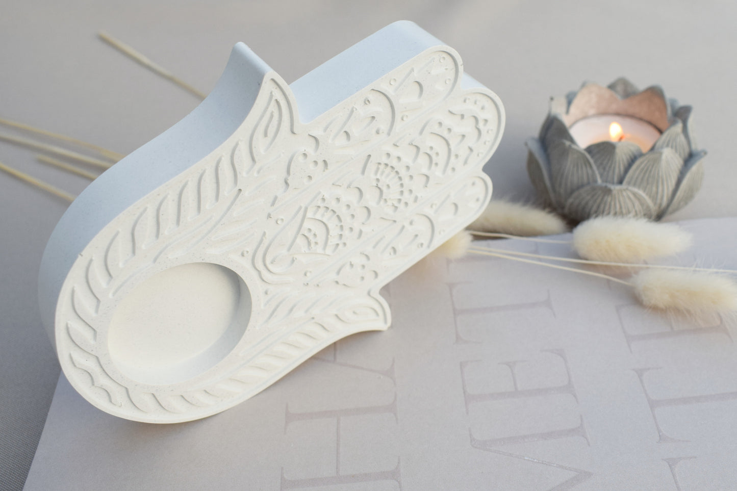 Hamsa Hand Teelichthalter aus weißem Beton als Schutzsymbol