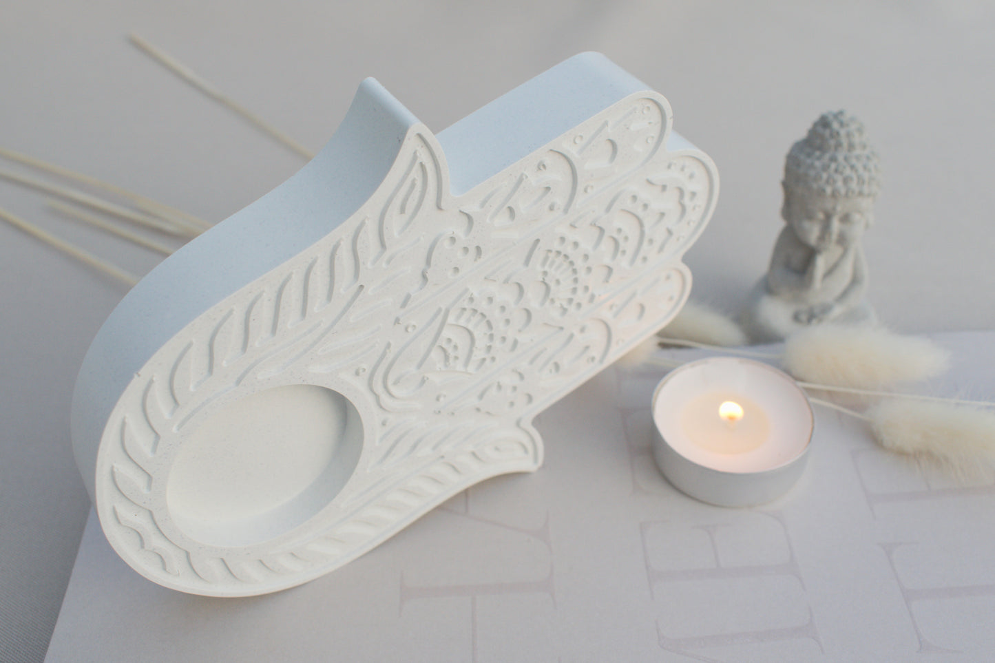 Hamsa Hand Teelichthalter aus weißem Beton als Schutzsymbol