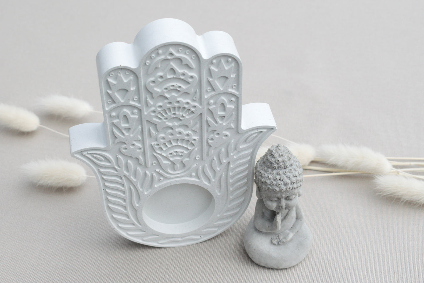 Hamsa Hand Teelichthalter aus weißem Beton als Schutzsymbol