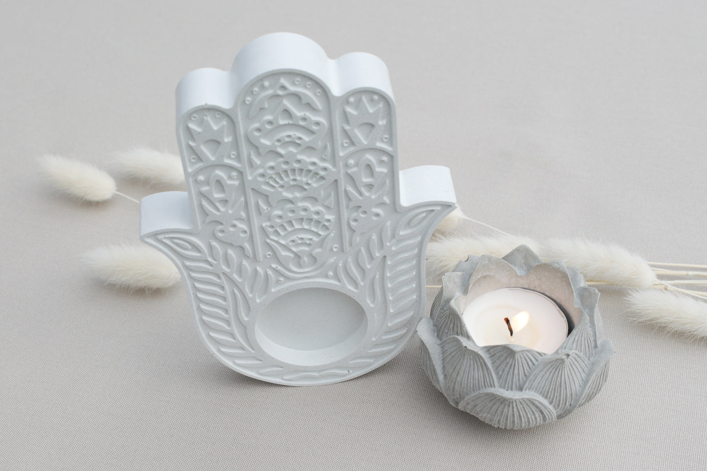 Hamsa Hand Teelichthalter aus weißem Beton als Schutzsymbol
