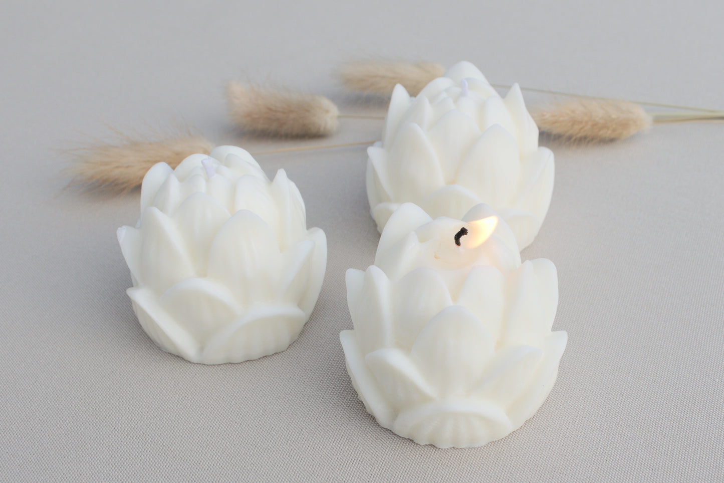 Handgemachte Kerze Lotusblüte aus weißem Sojawachs als Deko