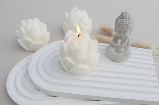 Handgemachte Kerze Lotusblüte aus weißem Sojawachs als Deko