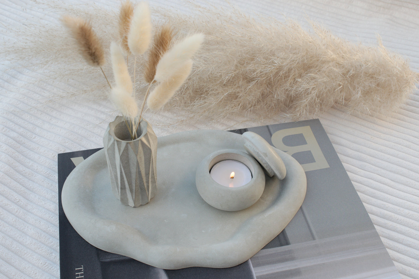 Deko Set aus Beton mit stylischer Vase, Teelichthalter und wolkigem Tablett