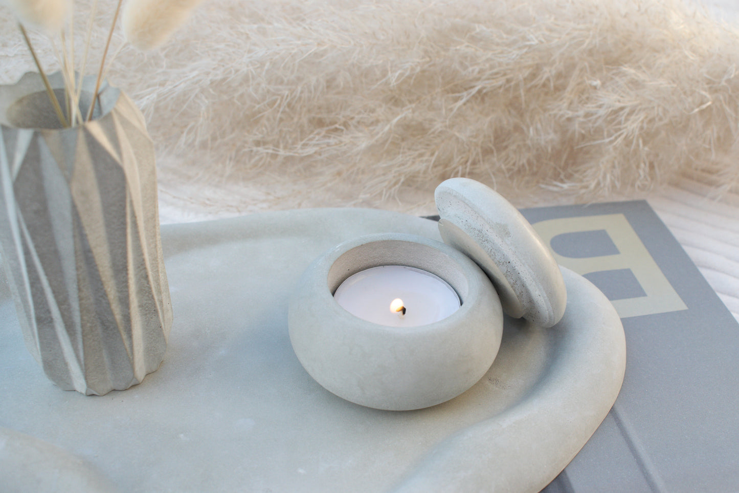 Deko Set aus Beton mit stylischer Vase, Teelichthalter und wolkigem Tablett