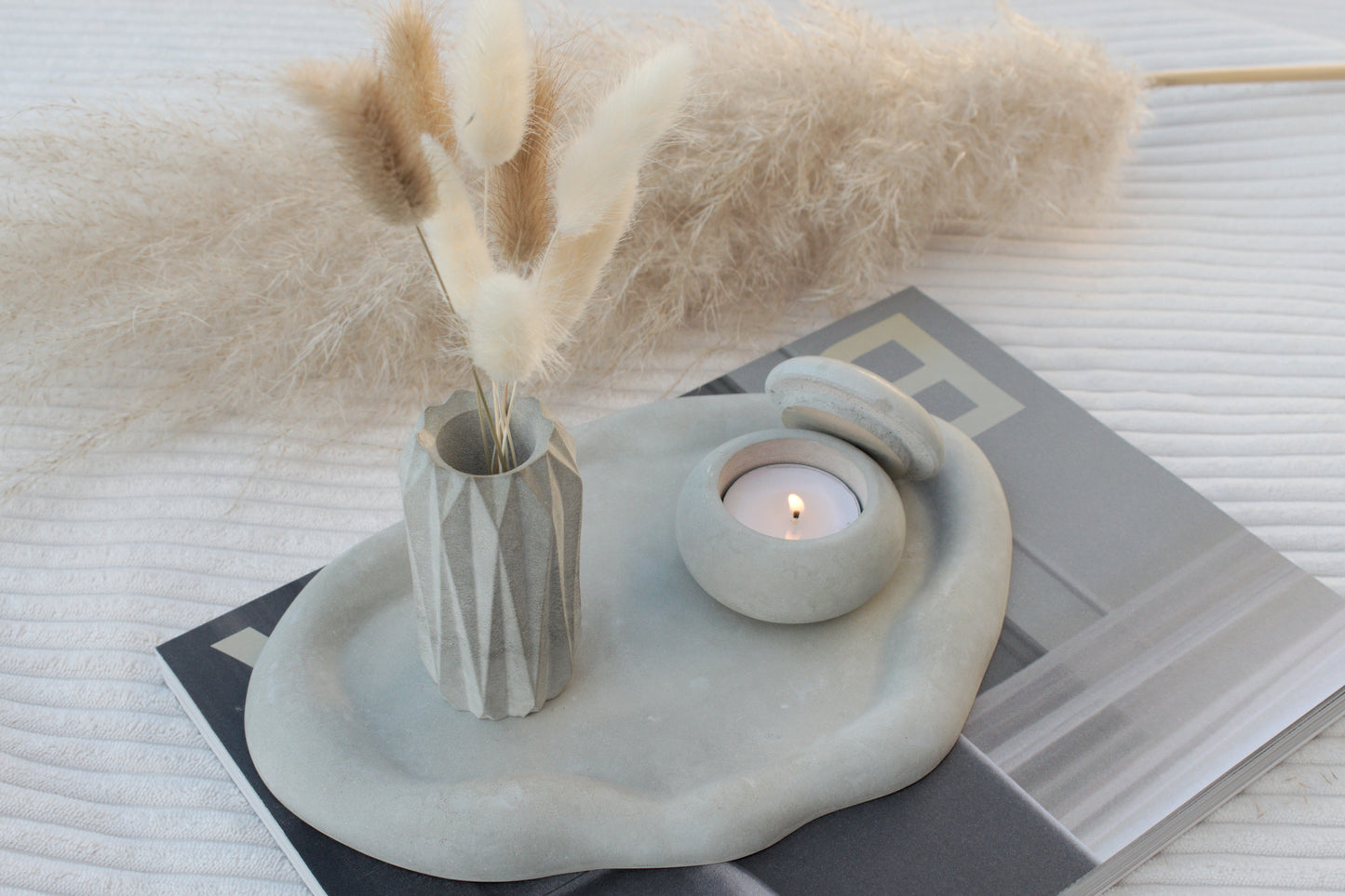 Deko Set aus Beton mit stylischer Vase, Teelichthalter und wolkigem Tablett