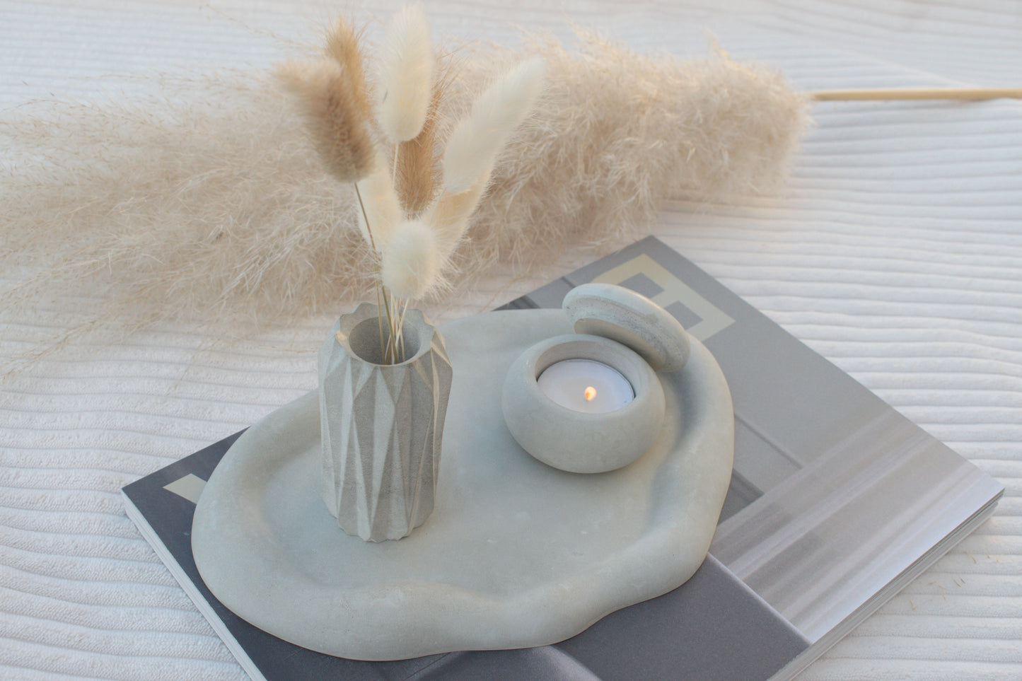 Deko Set aus Beton mit stylischer Vase, Teelichthalter und wolkigem Tablett